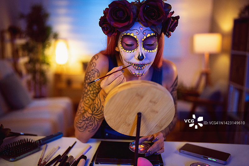 年轻女人为亡灵节化妆图片素材