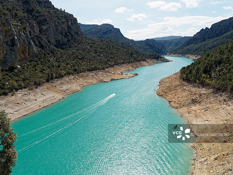 碧绿水面上的单人摩托艇图片素材