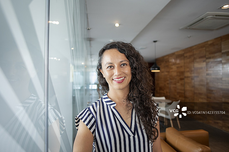 在办公室里的女人肖像图片素材