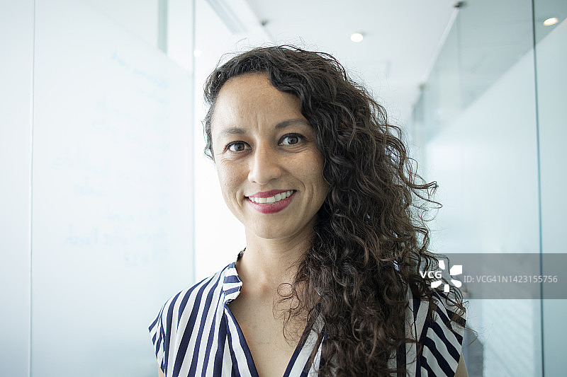 在办公室里的女人肖像图片素材