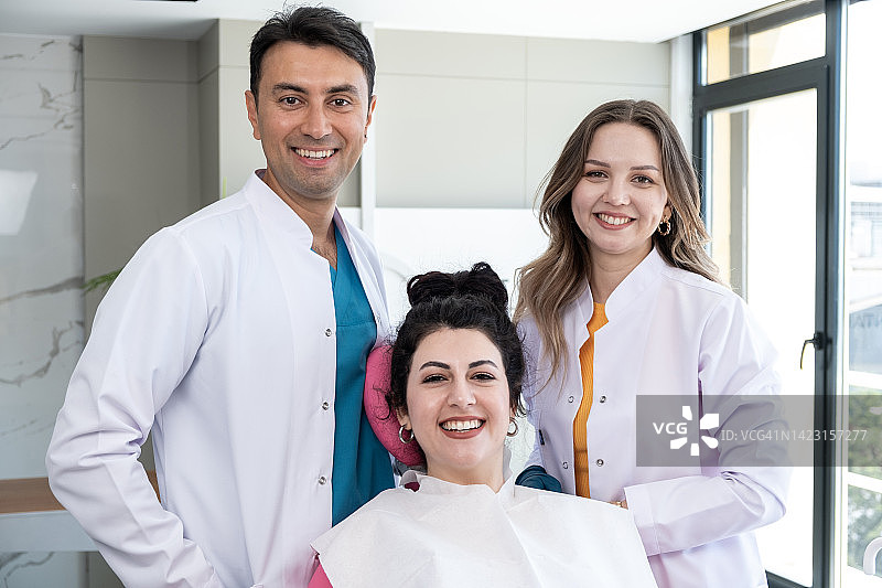 牙医和患者图片素材