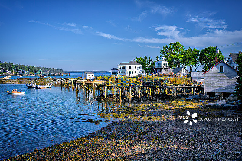 缅因州巴斯港伯纳德渔码头堆放的龙虾陷阱图片素材