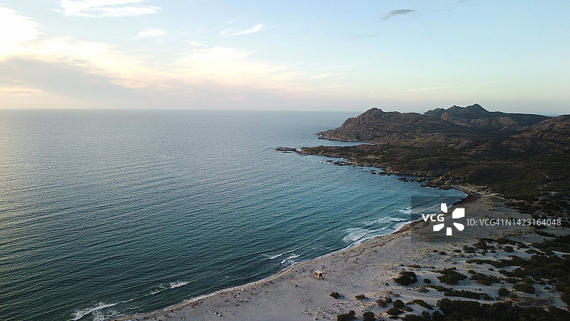 日落时分的岩石海岸线航拍景观图片素材