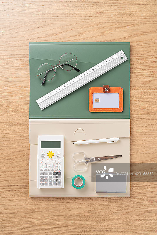 木桌上整齐摆放的大学学习用品图片素材