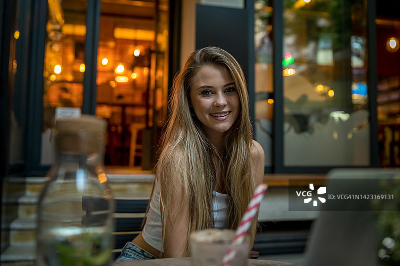 在咖啡馆里的年轻女子图片素材