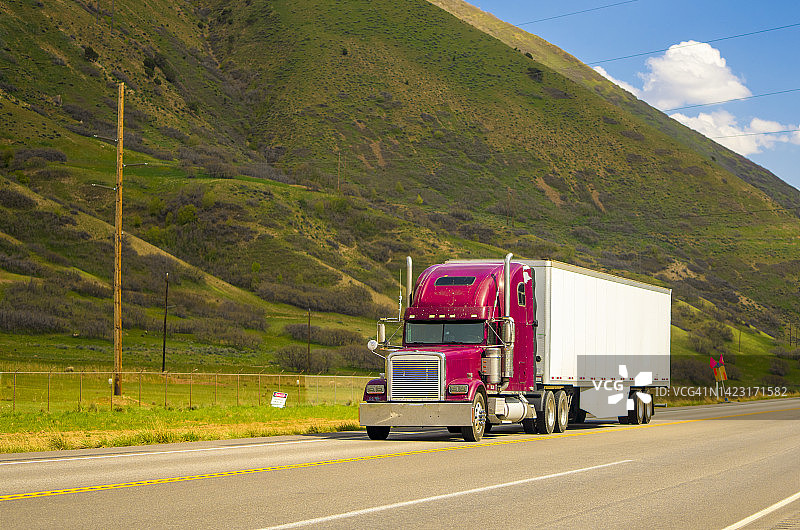 美国犹他州的长途半挂车图片素材