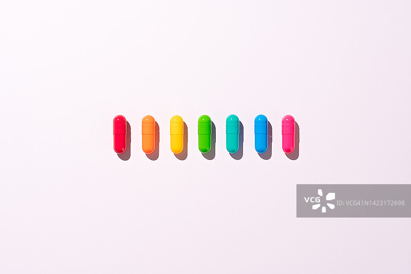 一排彩色药丸胶囊图片素材