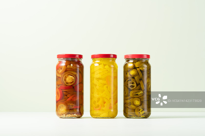 玻璃罐中保存的各种腌制辣椒圈图片素材