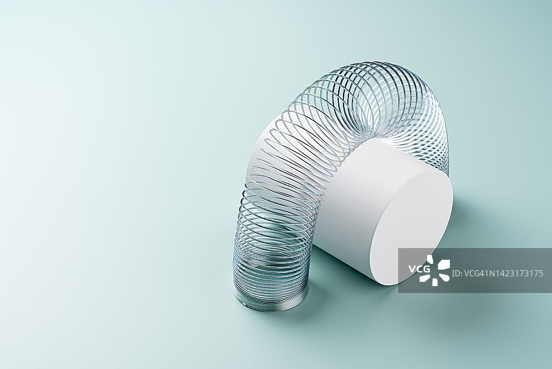 跨越障碍的柔性金属线圈图片素材