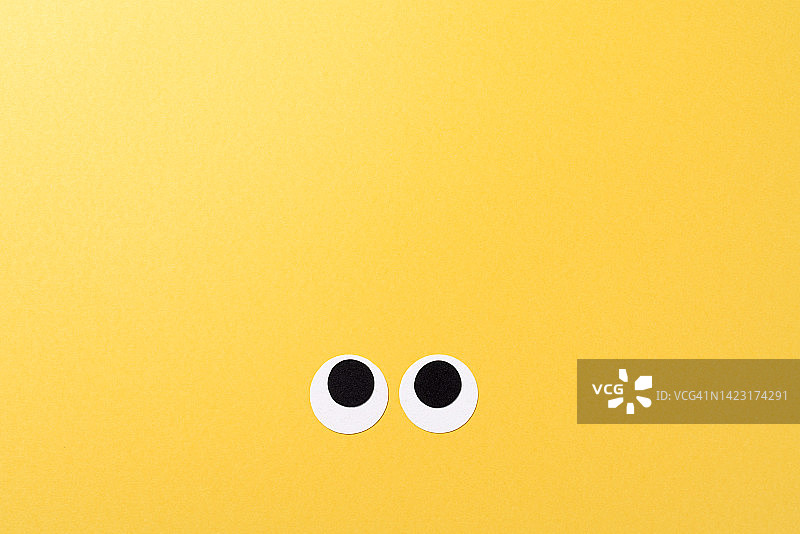 向上看的纸质工艺活动眼，留白图片素材