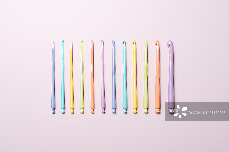 柔和色调大小钩针套装图片素材