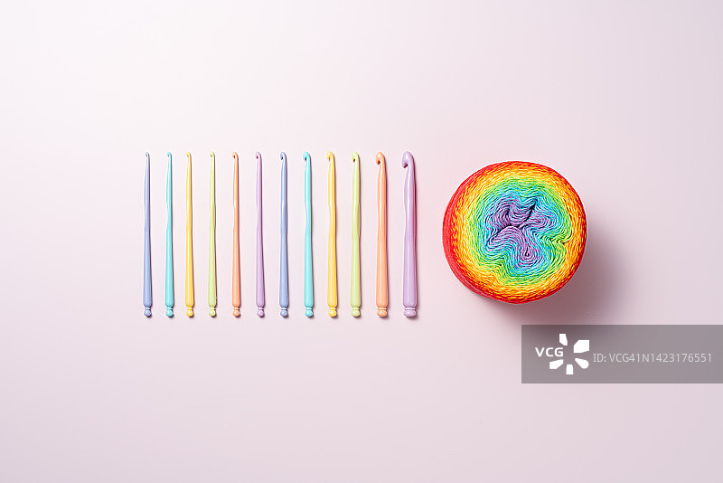 彩色钩针与毛线球图片素材