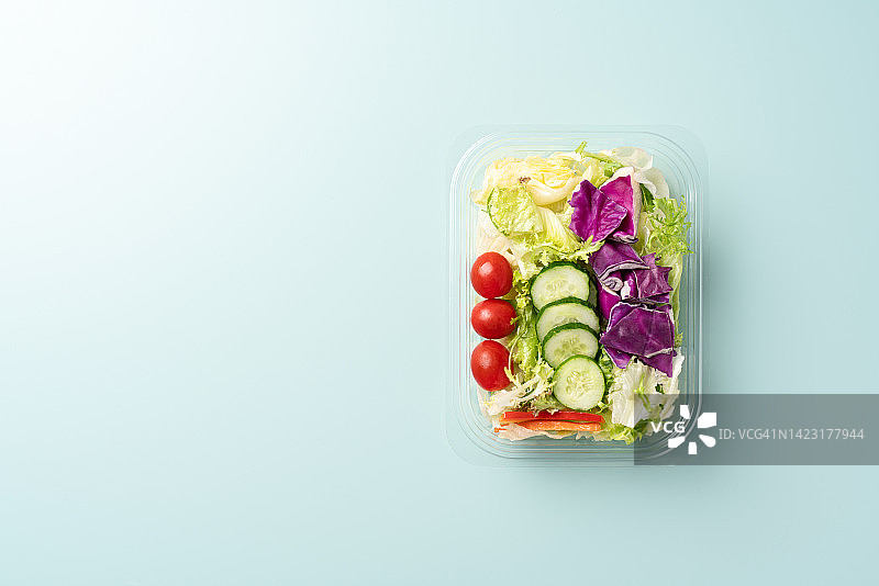 外卖塑料午餐盒里的什锦蔬菜沙拉图片素材