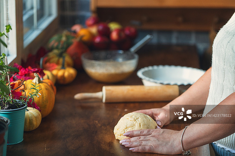 女人为节日准备自制山核桃派图片素材