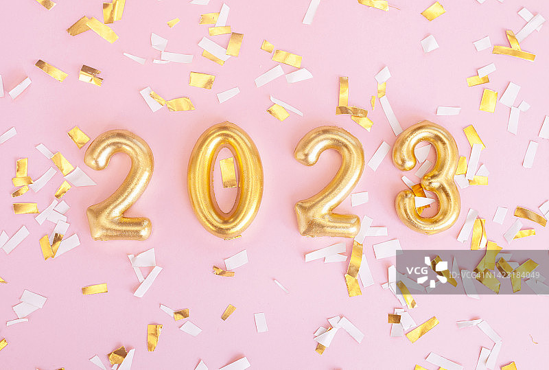 2023新年数字：金色数字与粉色背景图片素材