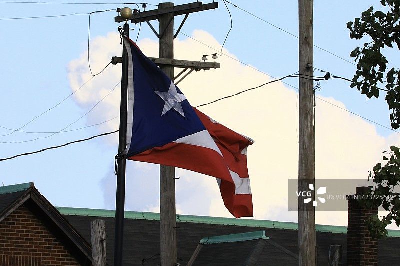 城市中展示的波多黎各旗帜图片素材