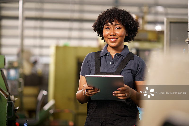 在控制室工作的计算机工程师女人像图片素材