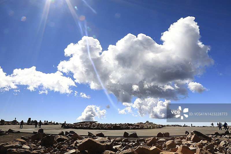 在派克峰顶部的游客图片素材