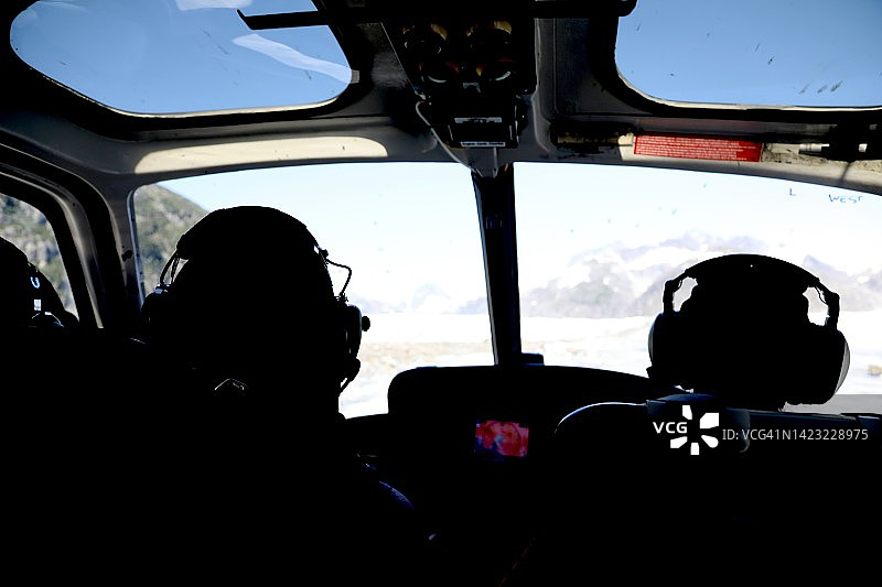 直升机飞行图片素材