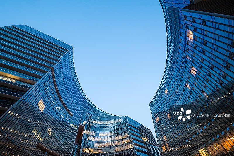 现代弧形玻璃摩天大楼夜景图片素材