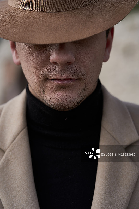 复古时尚男人肖像书籍封面图片素材