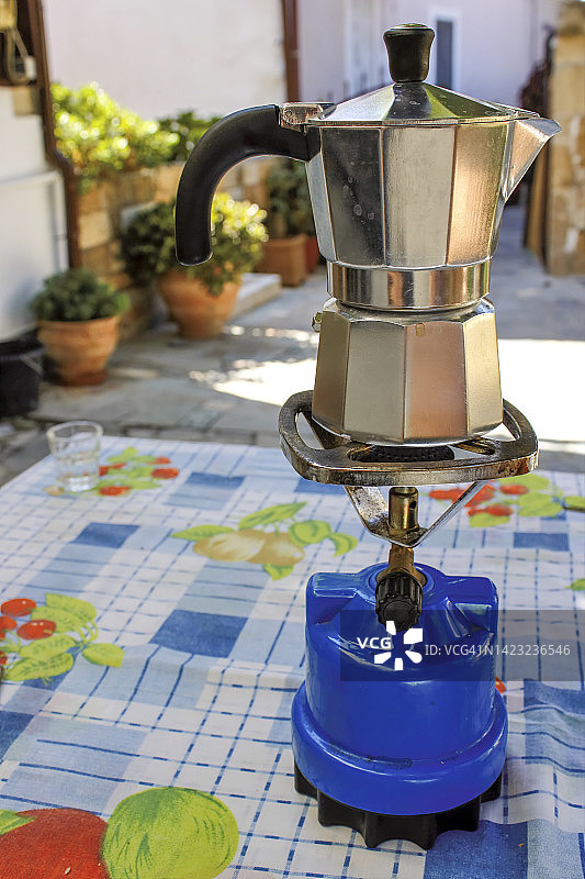 摩卡咖啡壶在便携式燃气炉上图片素材
