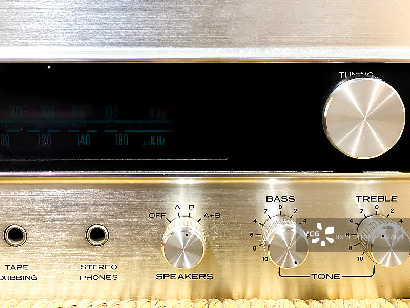 老式立体声音响和收音机的正面刻度盘图片素材