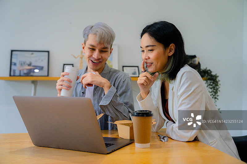 在环保场所午休时享用外卖食品的亚洲同事图片素材