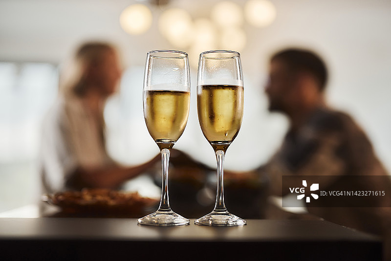 两只香槟酒杯图片素材