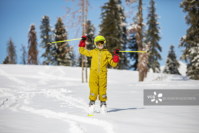 小学生在山上滑雪图片素材