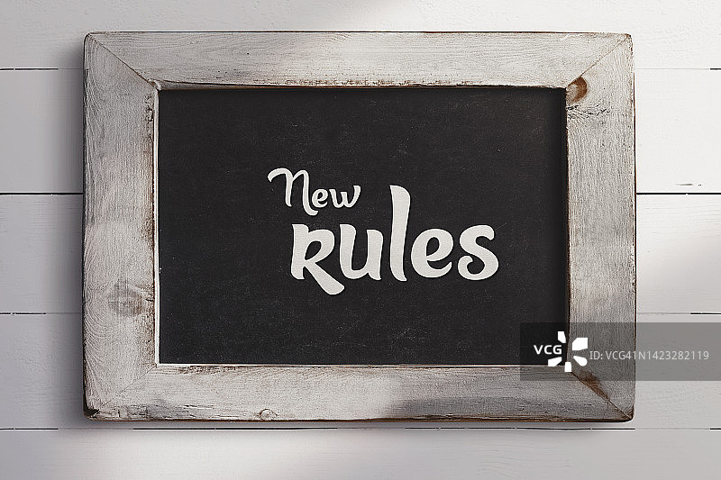 黑板上的新规章信息图片素材