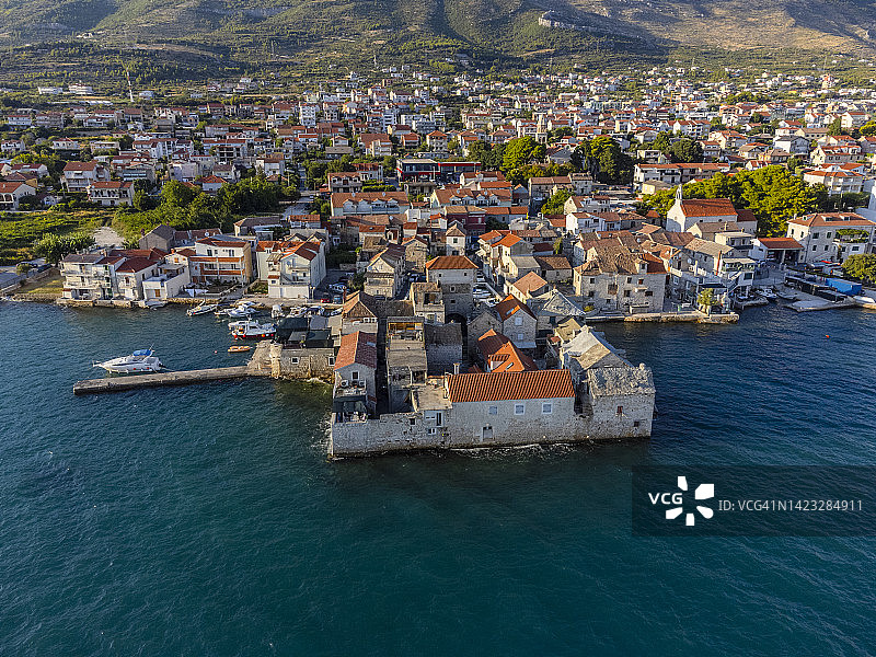 克罗地亚达尔马提亚地区卡斯特尔戈米利察古镇在晨光中的航拍景色图片素材