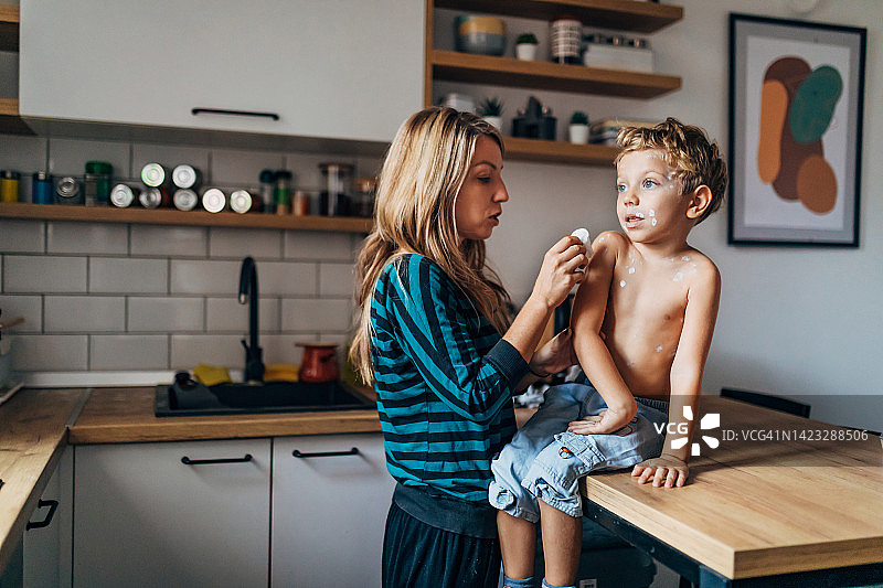 关心患有水痘的小儿子健康的女人图片素材