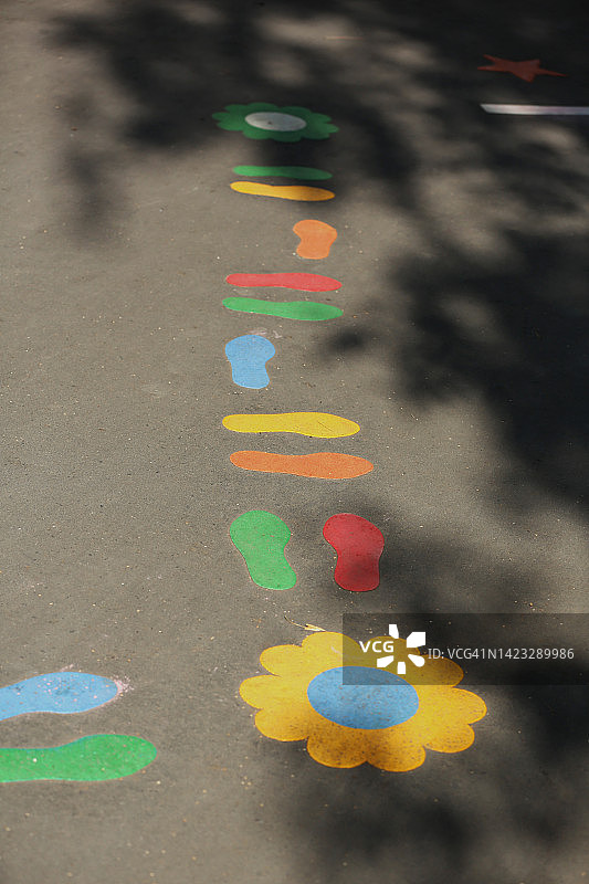 沥青路面上的创意跳房子游戏俯视图图片素材