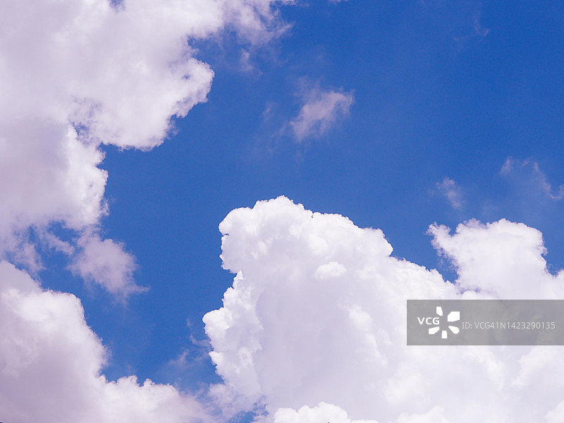 蓝天白云自然背景，美丽的空间可供书写图片素材