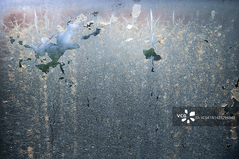 镜子上剥落的黑色破损膜片图片素材