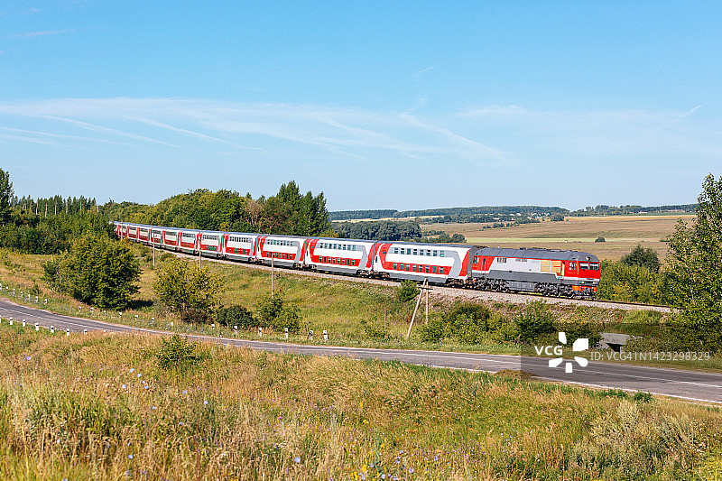 双层客车列车与强大的柴油机车图片素材