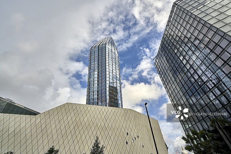 布莱克法尔一号是伦敦班克赛德布莱克法尔路1号的综合开发项目，因其形状俗称花瓶或回旋镖图片素材