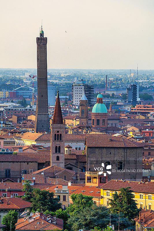 意大利博洛尼亚日落景色：中世纪双塔天际线图片素材