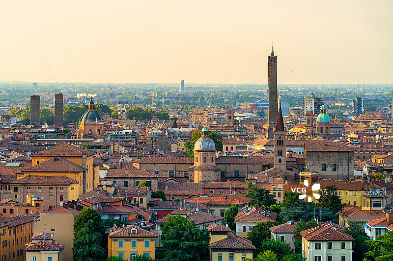 意大利博洛尼亚日落景色：中世纪双塔天际线图片素材