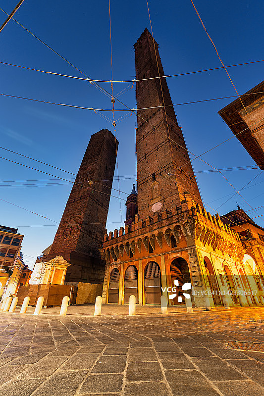 博洛尼亚城市景观日出：阿西内利塔和加里森达塔图片素材