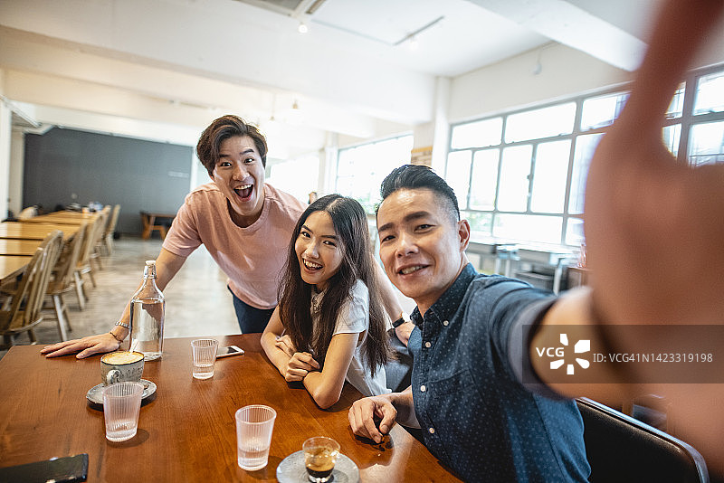 笑容满面的朋友在香港咖啡馆自拍图片素材