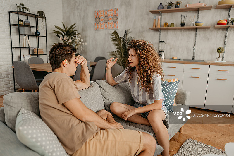 年轻夫妇在家争吵图片素材