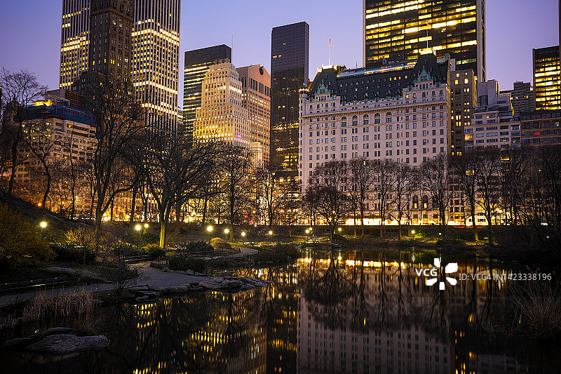 纽约市曼哈顿中央公园的黄昏日出图片素材