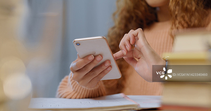 学生使用手机浏览社交媒体App图片素材
