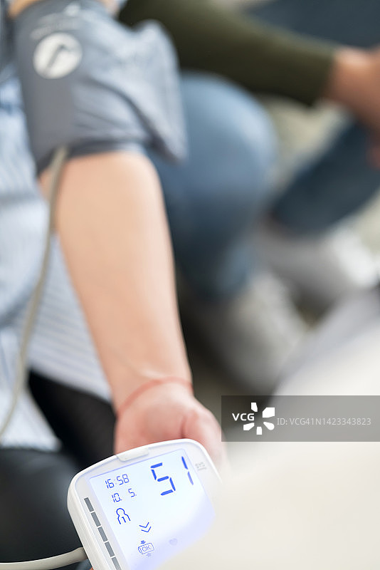 医生上门为孕妇检查图片素材