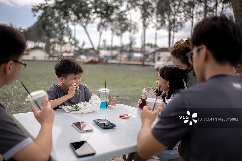 中国兄妹在街头餐车聚餐图片素材