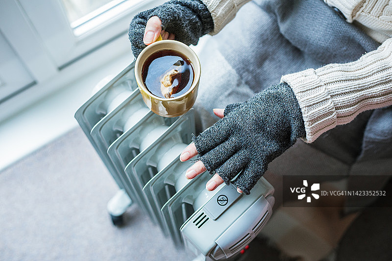 老人在家用电暖器取暖图片素材