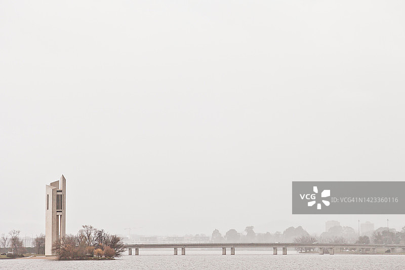 雨中的钟琴图片素材
