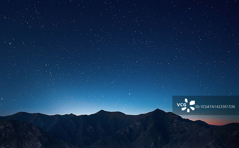 星空下的山脉轮廓图片素材